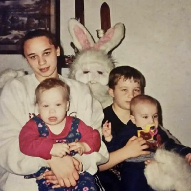 creepy easter photos, awkward family photos, unsettling Easter pictures, awkward Easter family photos, bizarre Easter traditions, Spooky Easter pics, weird Easter memories, haunting Easter childhood