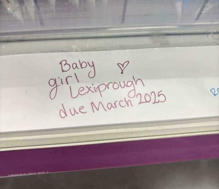 A handwritten sign in a store announcing a baby girl with the bizarre and strange name "Lexiprough."