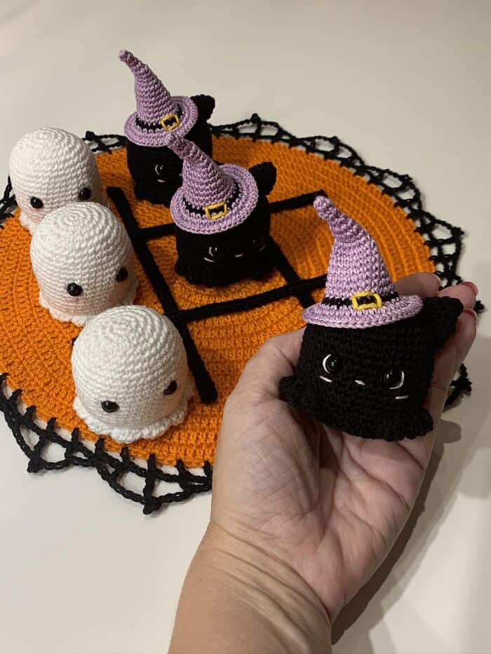 An amazing crochet Halloween tic-tac-toe set with witch cats and little ghosts.
