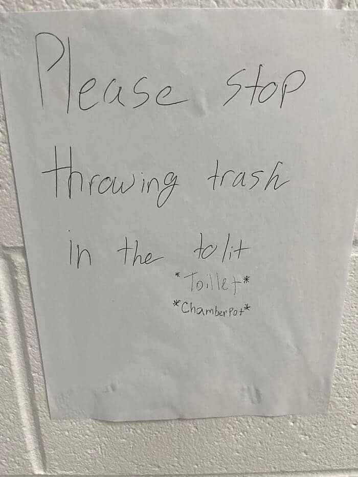 A funny, confidently incorrect attempt to correct the spelling of "toilet" on a handwritten sign.