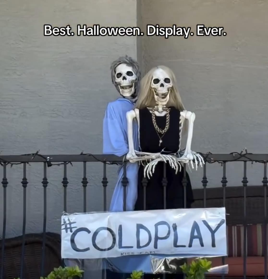 Funny pic Halloween display featuring two skeletons dressed as Chris Martin and Gwyneth Paltrow labeled #COLDPLAY.