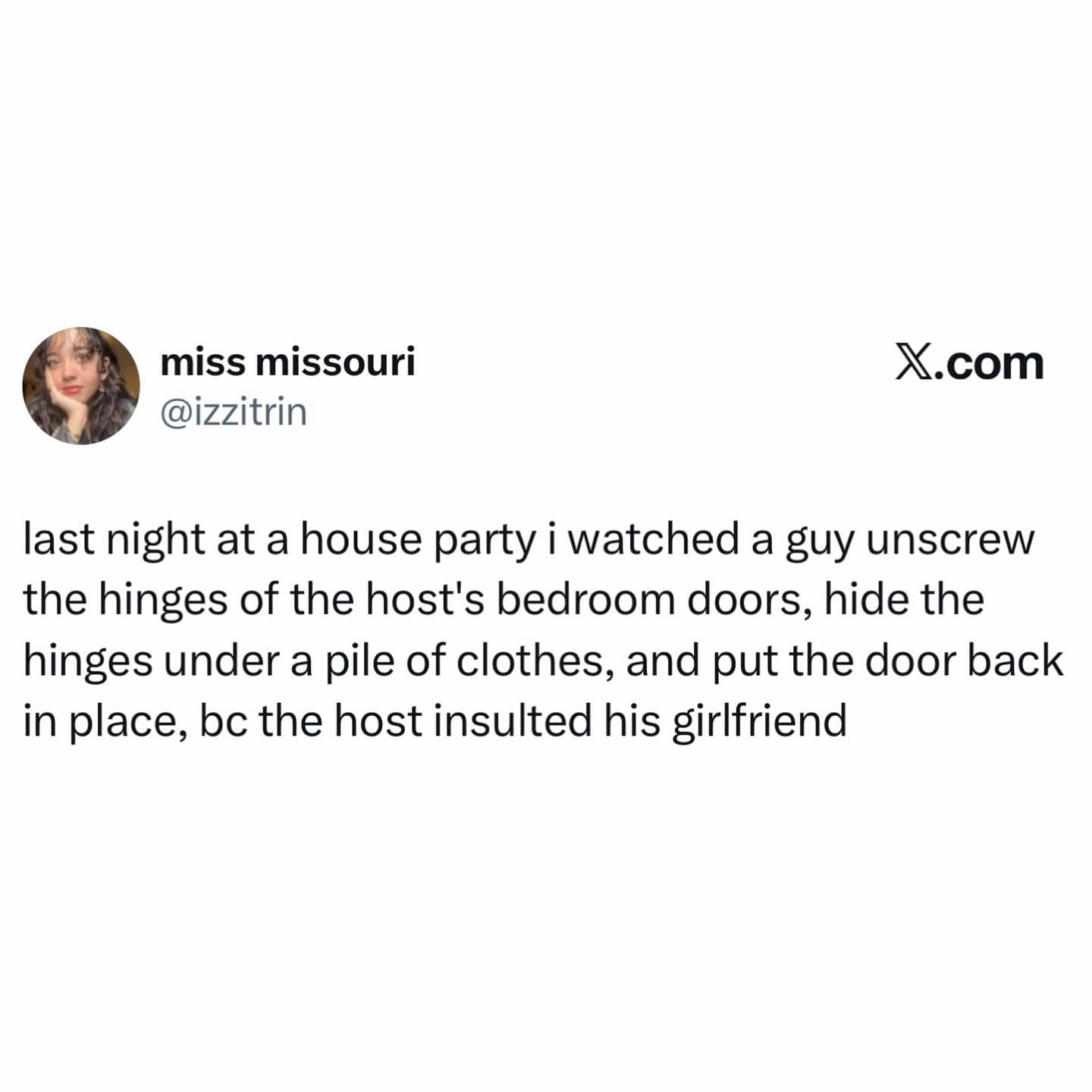 Funny tweet about a man getting petty revenge by unscrewing and hiding the bedroom door hinges of a party host.