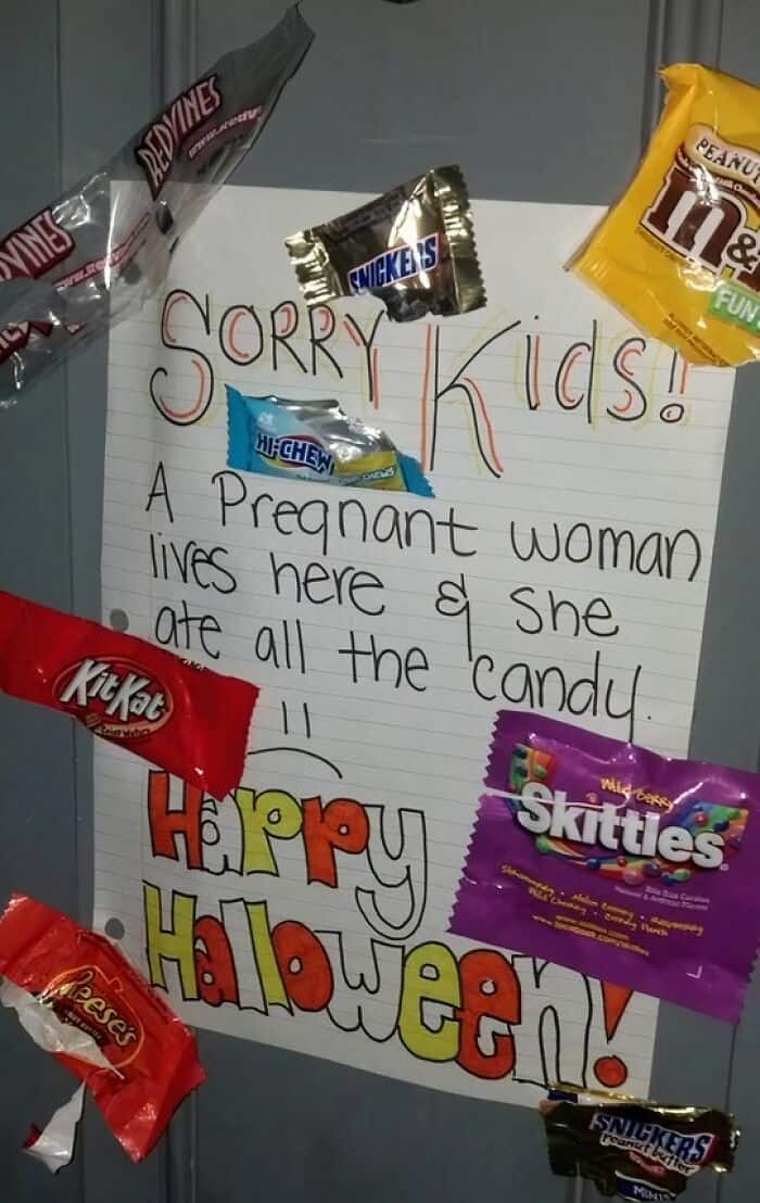 Halloween door sign apologizing to kids because a pregnant woman ate all the trick-or-treat candy.