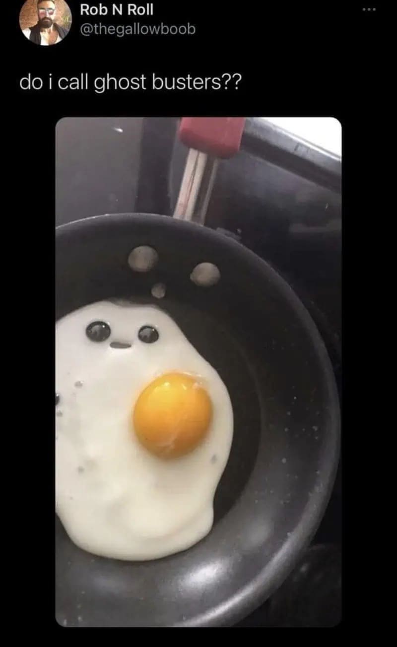 A funny photo of an egg frying in a pan that naturally formed a cute ghost face.